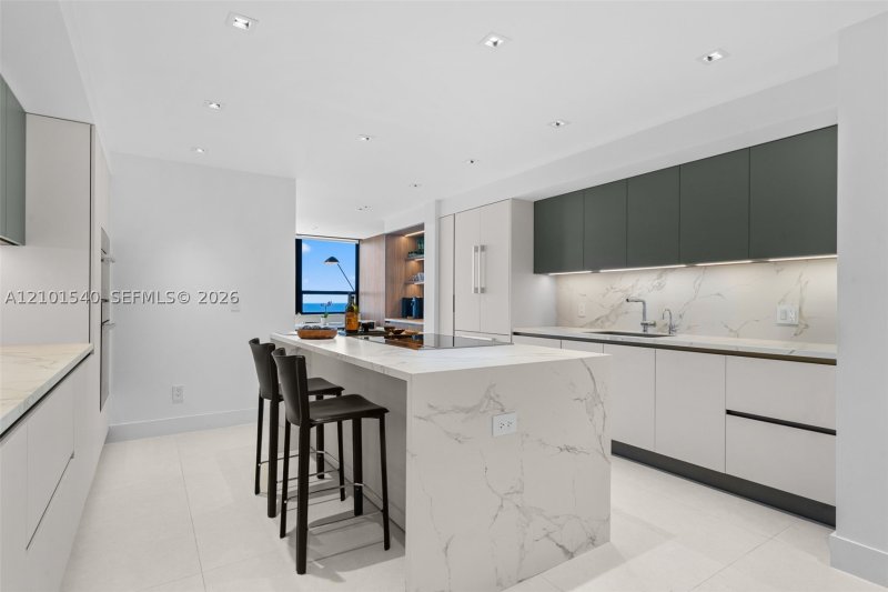 Comprar apartamento no Grove Isles Tower III C1701