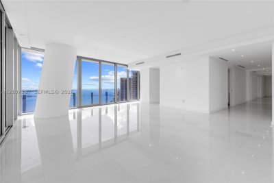 Comprar apartamento en Aston Martin Residences 4901E