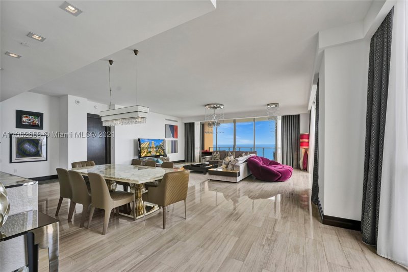 Condo for sale at Mansions at Acqualina 1402