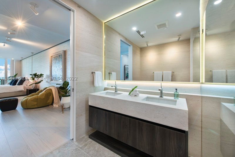 Condo for sale at Continuum I South 908
