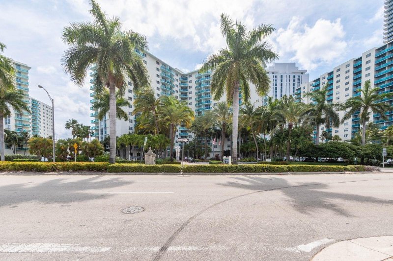 Condo for sale at Tides Hollywood Beach 14c