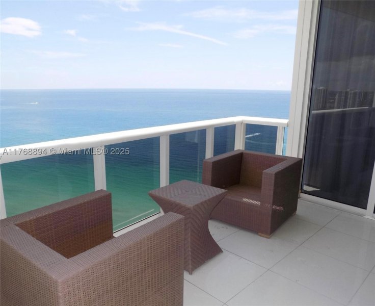 Apartment for rent at Trump Royale 3906