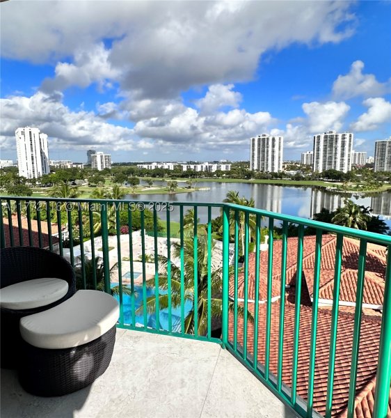 Comprar apartamento en Turnberry Village South 1012