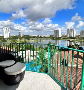 Comprar apartamento no Turnberry Village South 1012