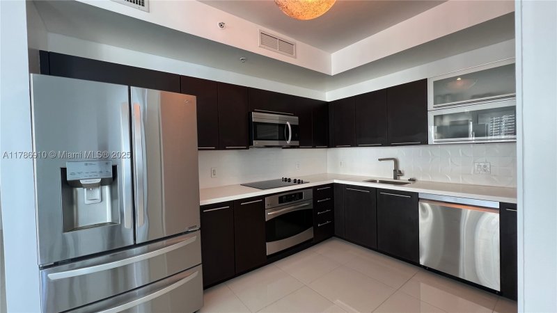 Condo for sale at The Ivy 2204