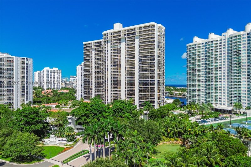 Condo for sale at Hamptons West 1412