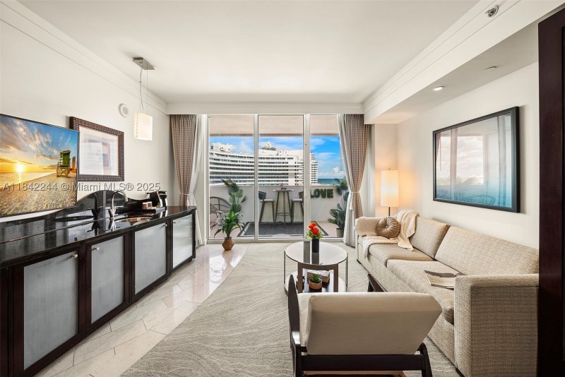 Apartment for rent at Fontainebleau III 802
