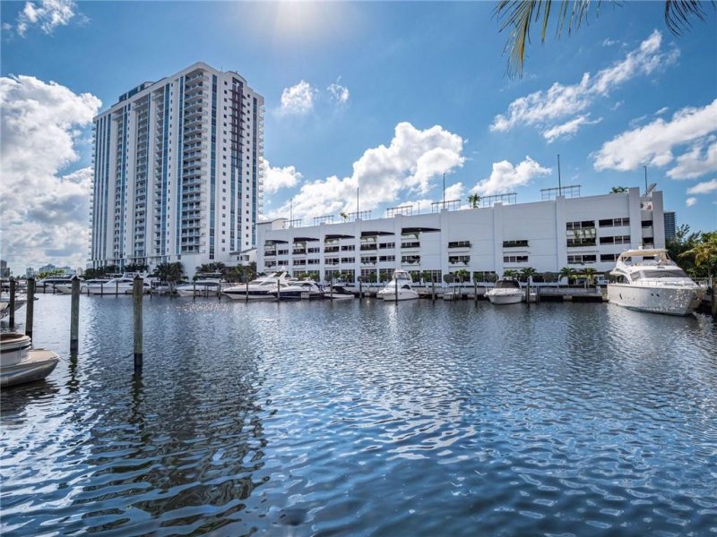 Condo for sale at Marina Palms Yacht Club 2105 + 1 BOA