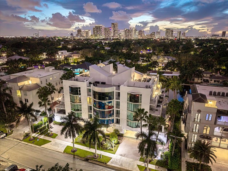Condo for sale at Place Des Arts 10