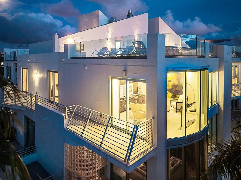 Condo for sale at Place Des Arts 10