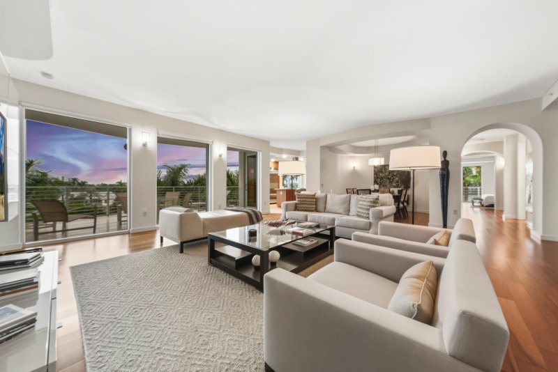 Condo for sale at Place Des Arts 10