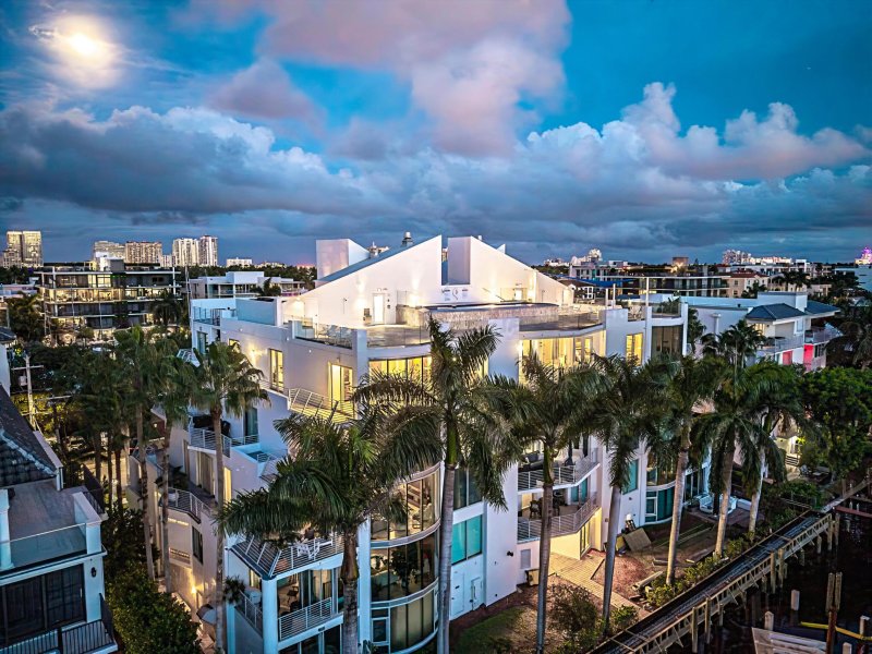 Condo for sale at Place Des Arts 10