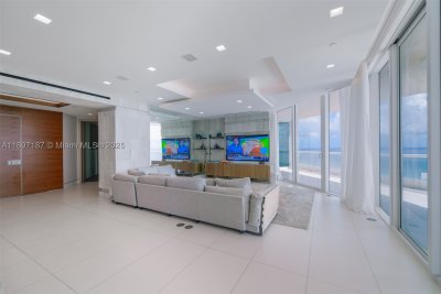 Comprar apartamento no Turnberry Ocean Colony 3204