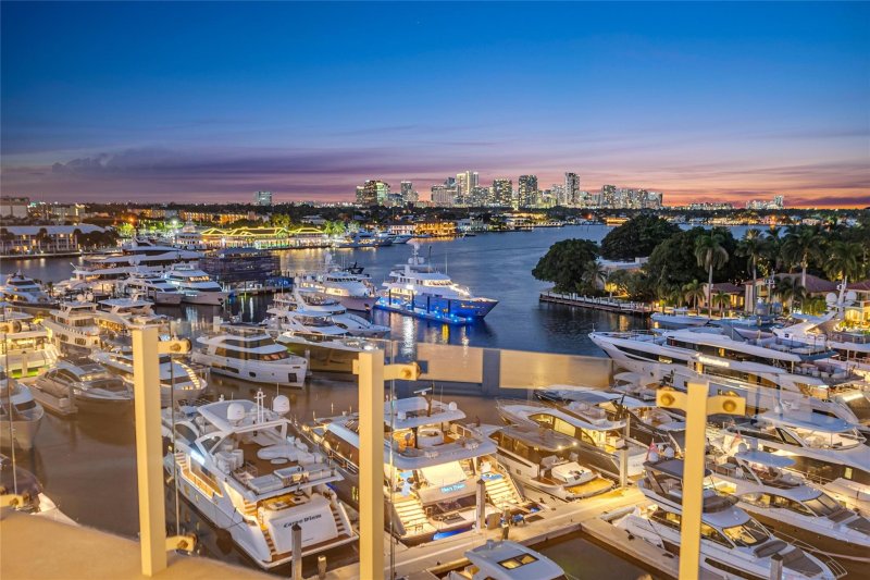 Condo for sale at Pier Sixty-Six Residences Azul 601