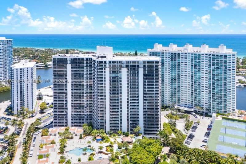 Condo for sale at Hamptons West 1009