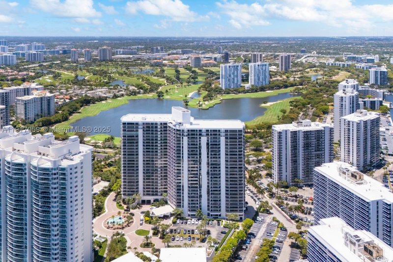 Condo for sale at Hamptons West 1009