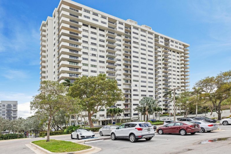 Condo for sale at The Tower at Port Royale 1208