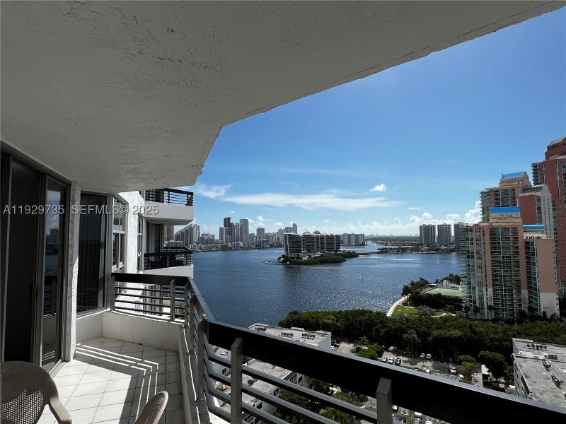 Comprar apartamento en Mystic Pointe 600 2102