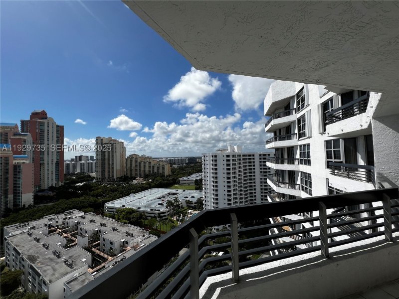 Comprar apartamento en Mystic Pointe 600 2102