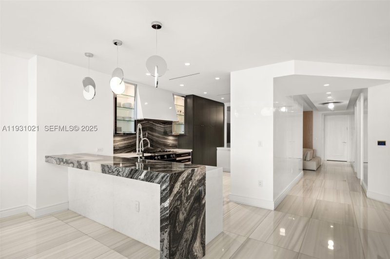 Condo for sale at The Estates at Acqualina 1002