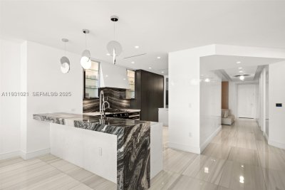 Comprar apartamento no The Estates at Acqualina 1002