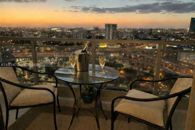 Condo for sale at The Ivy 2109
