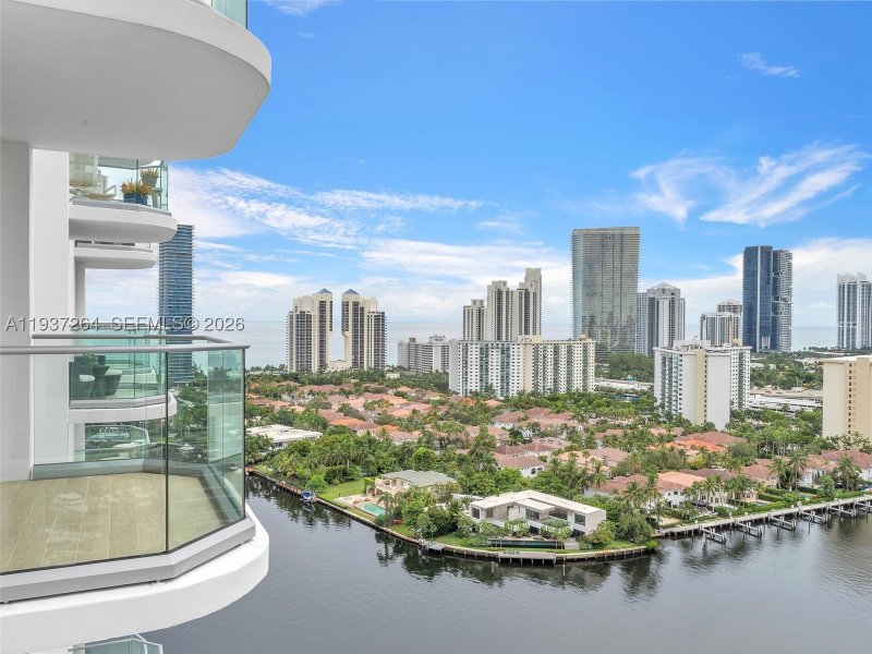 Comprar apartamento no Turnberry Isle 25D
