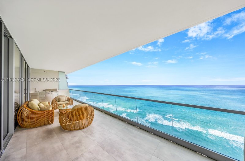 Comprar apartamento no Turnberry Ocean Club 2502
