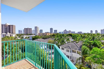 Comprar apartamento no Turnberry Village South 502