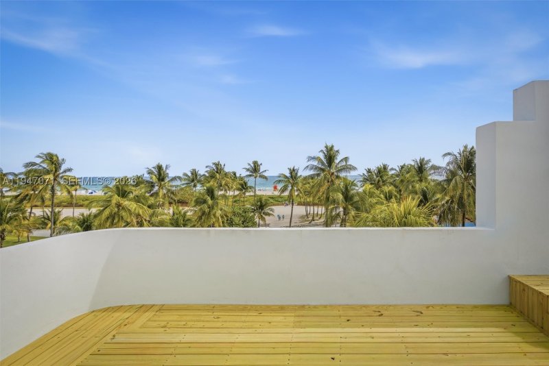 Condo for sale at Carlyle Condo Hotel PH1