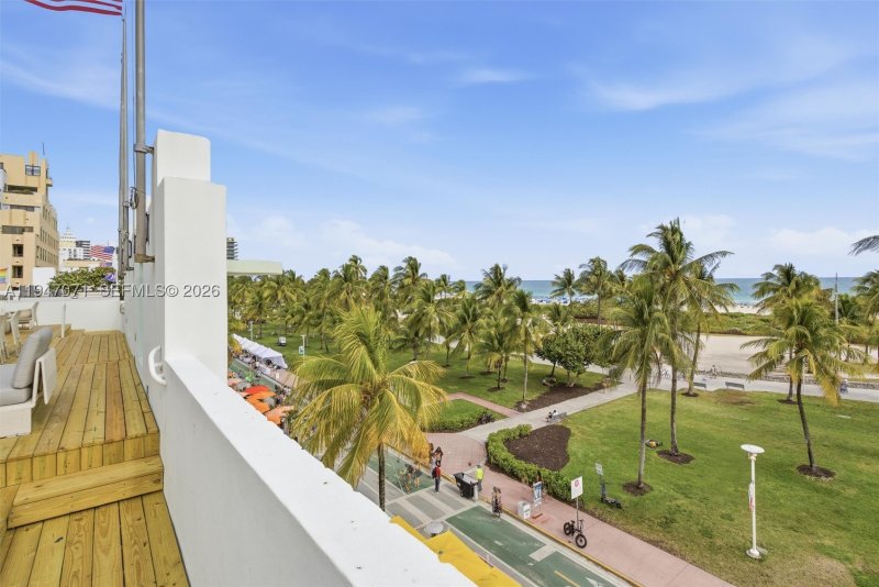 Condo for sale at Carlyle Condo Hotel PH1