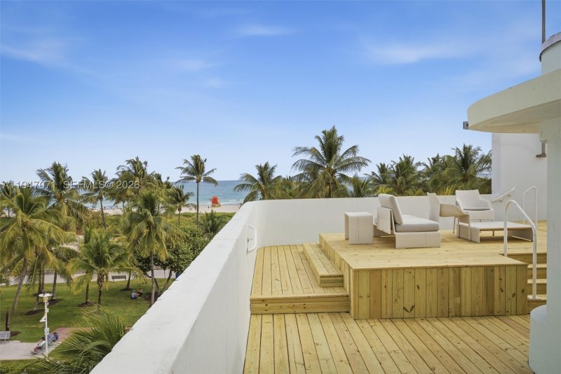Condo for sale at Carlyle Condo Hotel PH1