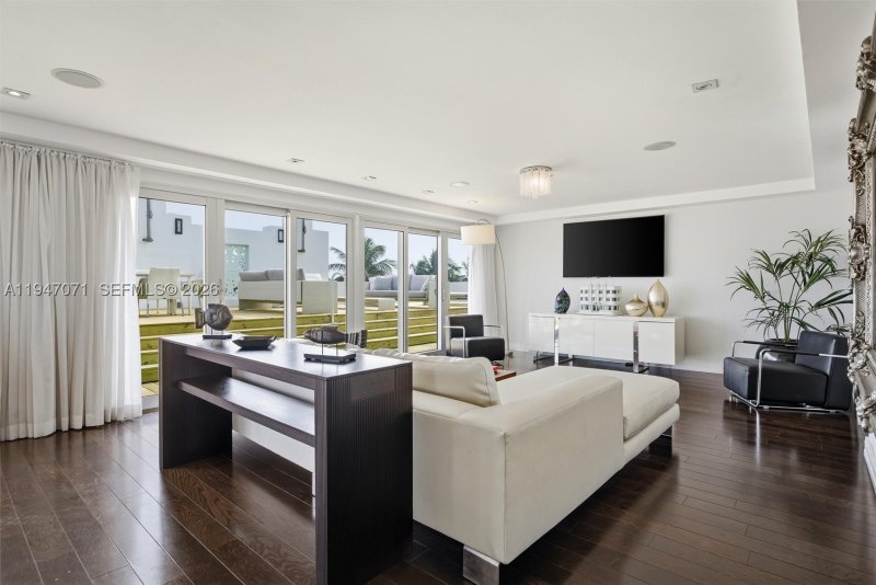 Condo for sale at Carlyle Condo Hotel PH1