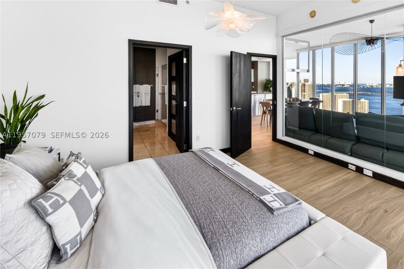 Condo for sale at Marina Blue 5508