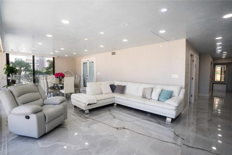 Condo for sale at Winston Towers 309