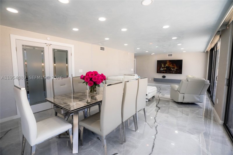 Condo for sale at Winston Towers 309