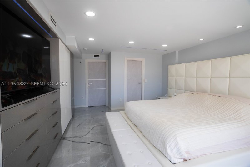 Condo for sale at Winston Towers 309