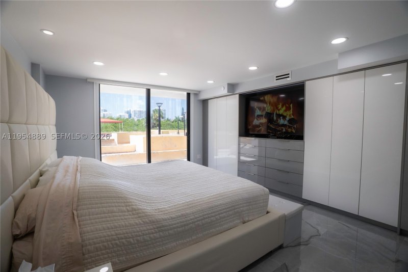Condo for sale at Winston Towers 309