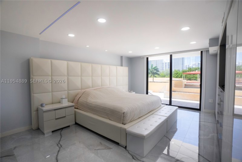 Condo for sale at Winston Towers 309