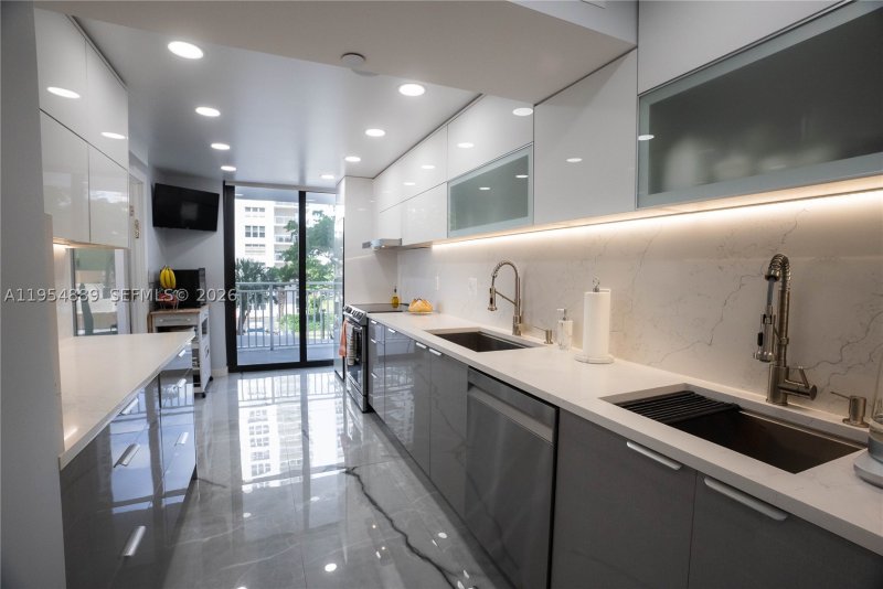 Condo for sale at Winston Towers 309