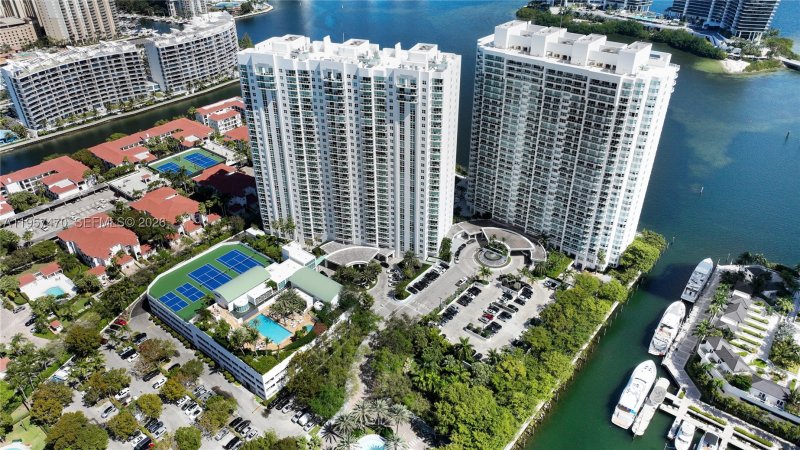 Condo for sale at Peninsula I 2906
