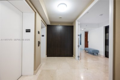Comprar apartamento no Peninsula I 2906