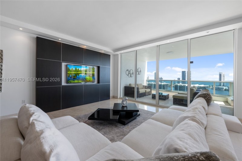Condo for sale at Peninsula I 2906