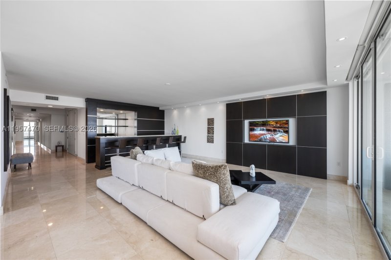 Condo for sale at Peninsula I 2906