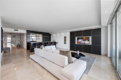 Comprar apartamento no Peninsula I 2906