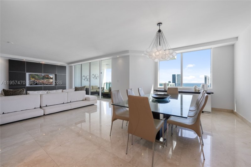 Condo for sale at Peninsula I 2906