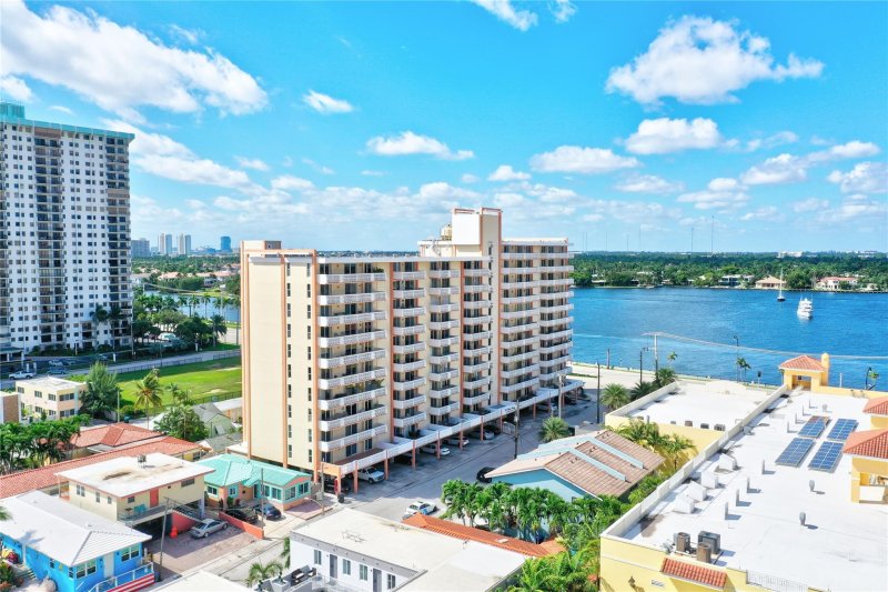 Condo for sale at Valiant House 605