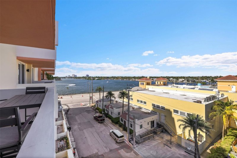 Condo for sale at Valiant House 605
