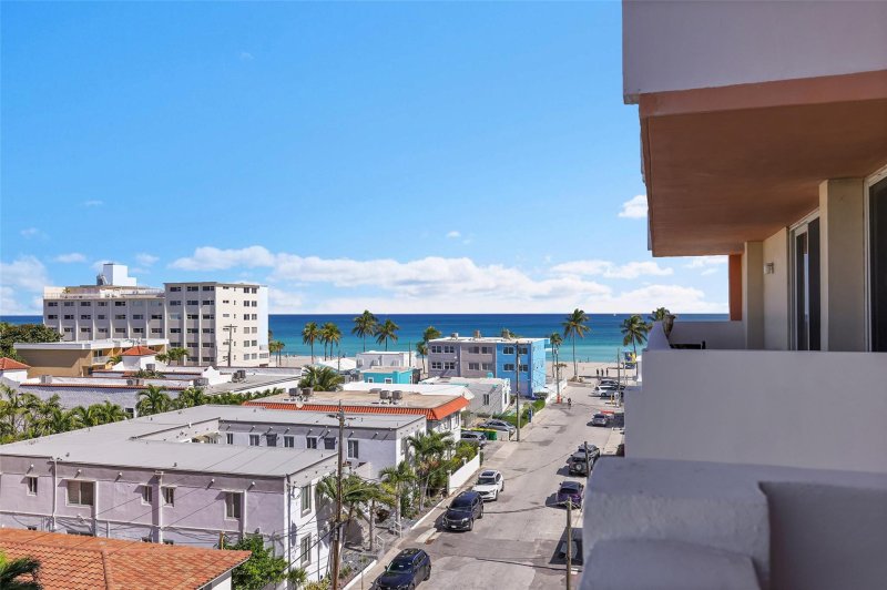 Condo for sale at Valiant House 605