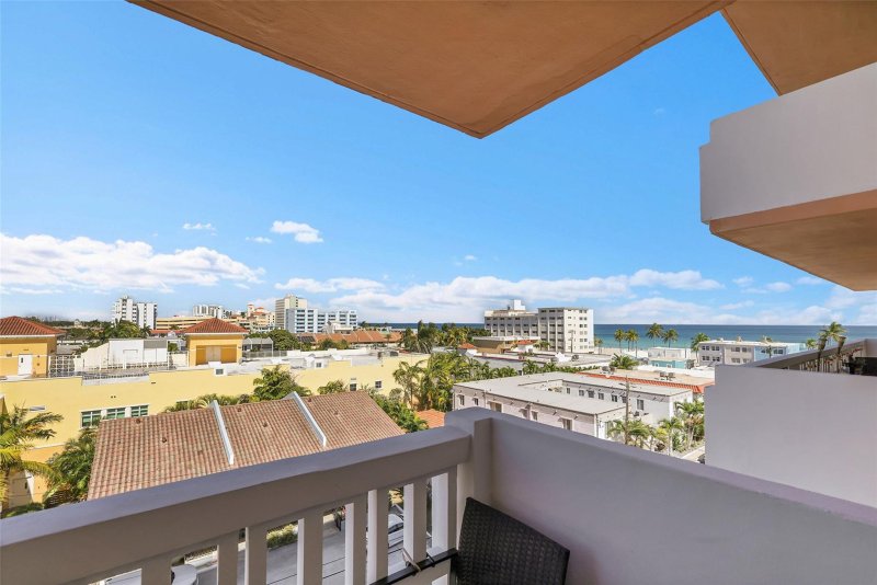 Condo for sale at Valiant House 605